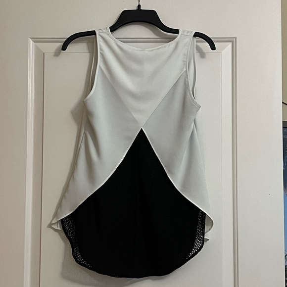 Gorgeous CAbi black/white Sleeveless Top in excellent condition! XS - Picture 2 of 3